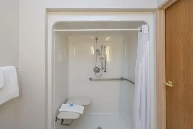 Oda, 1 Büyük (Queen) Boy Yatak, Engellilere Uygun (Roll-In Shower)