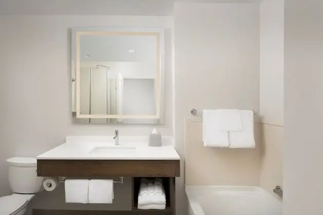 Oda, 2 Büyük (Queen) Boy Yatak (Bath Shower Combination)