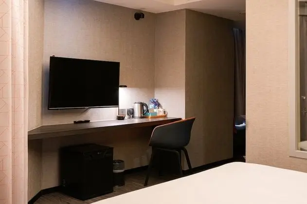 Standard Oda, 1 En Büyük (King) Boy Yatak, Nehir Manzaralı (High Floor)
