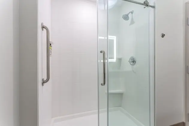 Standard Oda, 1 En Büyük (King) Boy Yatak, Engellilere Uygun (Communication, Roll-In Shower)