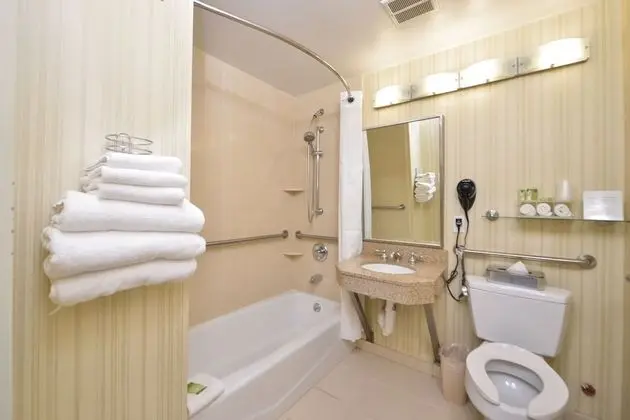 Standard Oda, 1 Büyük (Queen) Boy Yatak, Engellilere Uygun (Comm, Mobil Tub)