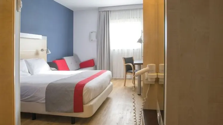 Standard Oda, 1 Büyük (Queen) Boy Yatak ve Çekyat (2Adults 2Chld)