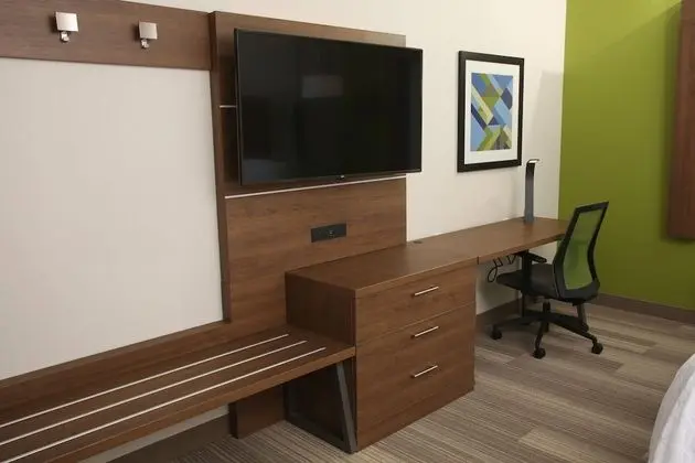 Standard Oda, 2 Büyük (Queen) Boy Yatak, Engellilere Uygun (Mobility, Roll-In Shower)