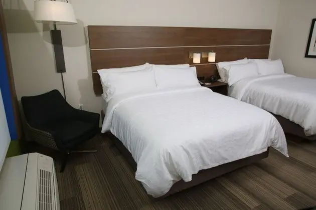 Standard Oda, 2 Büyük (Queen) Boy Yatak, Engellilere Uygun (Mobility, Roll-In Shower)