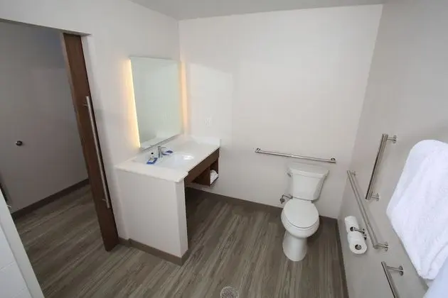 Standard Oda, 2 Büyük (Queen) Boy Yatak, Engellilere Uygun (Mobility, Roll-In Shower)