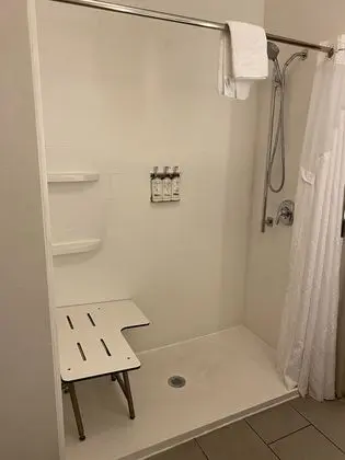 Standard Oda, 1 En Büyük (King) Boy Yatak, Engellilere Uygun (Roll-In Shower)