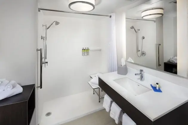 Oda, 2 Büyük (Queen) Boy Yatak, Engellilere Uygun (Communication, Mobil Roll-In Shower)
