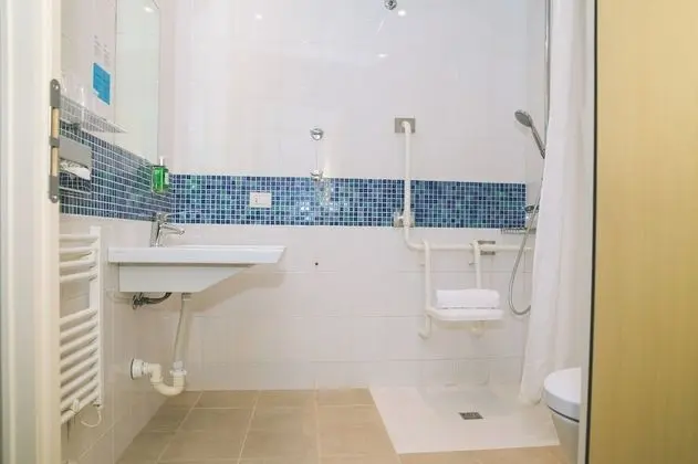 Standard Oda, 1 Büyük (Queen) Boy Yatak, Engellilere Uygun