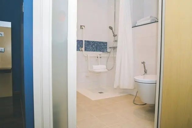 Standard Oda, 1 Büyük (Queen) Boy Yatak, Engellilere Uygun