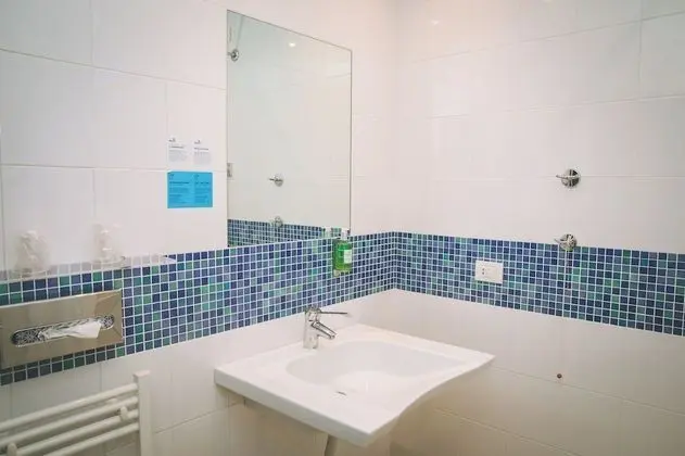 Standard Oda, 1 Büyük (Queen) Boy Yatak, Engellilere Uygun