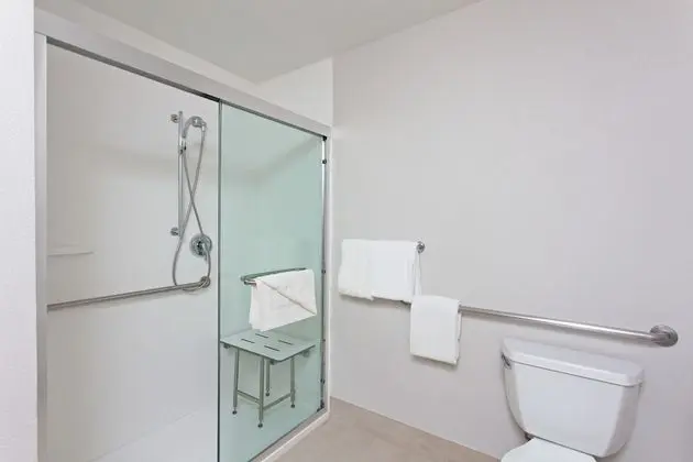 Standard Oda, 2 Büyük (Queen) Boy Yatak, Engellilere Uygun (Mobility Roll-In Shower)