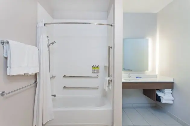 Standard Oda, 2 Büyük (Queen) Boy Yatak, Engellilere Uygun (Mobility)