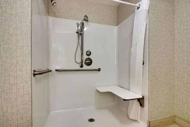 Standard Oda, 1 En Büyük (King) Boy Yatak, Engellilere Uygun (Roll-In Shower)