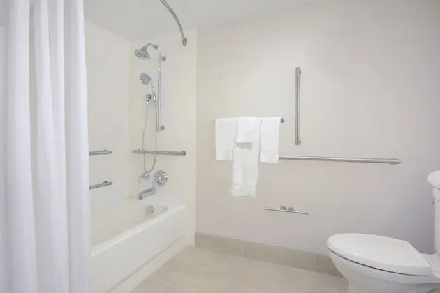 Standard Oda, 1 En Büyük (King) Boy Yatak, Engellilere Uygun (Comm, Access Tub)