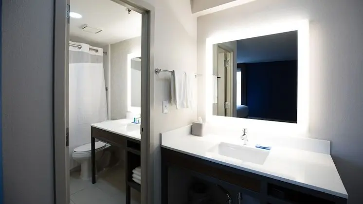 Standard Oda, 1 En Büyük (King) Boy Yatak, Engellilere Uygun (Comms Accessible. Roll-In Shower)