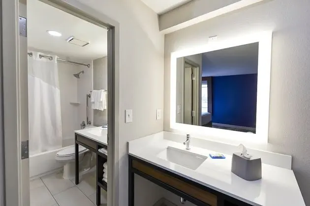 Standard Oda, 1 En Büyük (King) Boy Yatak, Engellilere Uygun (Comms Accessible. Roll-In Shower)
