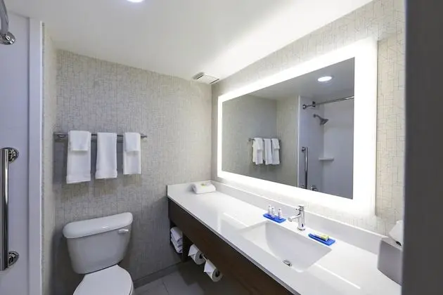 Standard Oda, 1 En Büyük (King) Boy Yatak, Engellilere Uygun (Comms Accessible. Roll-In Shower)