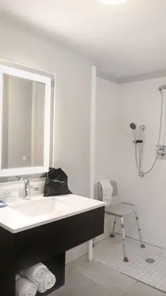 Standard Oda, 1 En Büyük (King) Boy Yatak, Engellilere Uygun (Mobility Roll-In Shower)