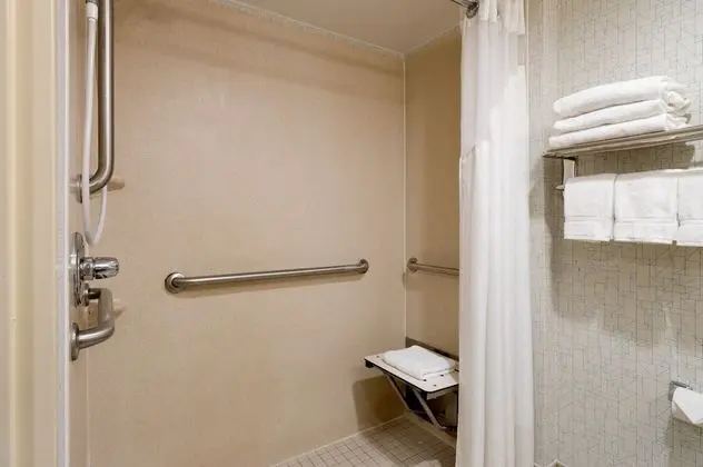 Oda, 1 Büyük (Queen) Boy Yatak, Engellilere Uygun (Communication, Mobil Roll-In Shower)
