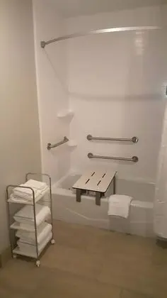Standard Oda, 1 En Büyük (King) Boy Yatak, Engellilere Uygun (Roll-In Shower)