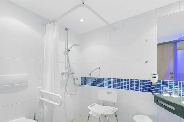 Standard Oda, 1 Büyük (Queen) Boy Yatak, Engellilere Uygun