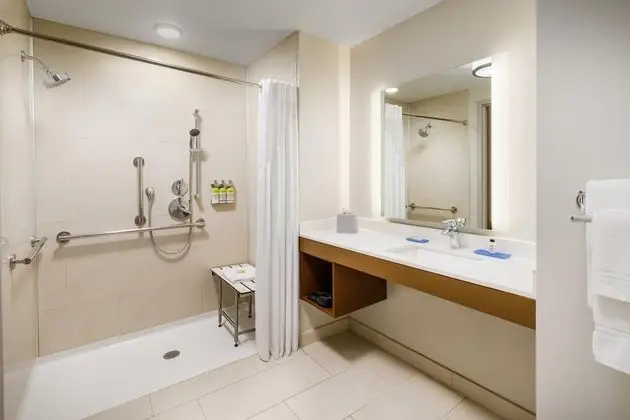 Standard Oda, 2 Büyük (Queen) Boy Yatak, Engellilere Uygun, Sigara İçilmez (Mobility, Access Tub)