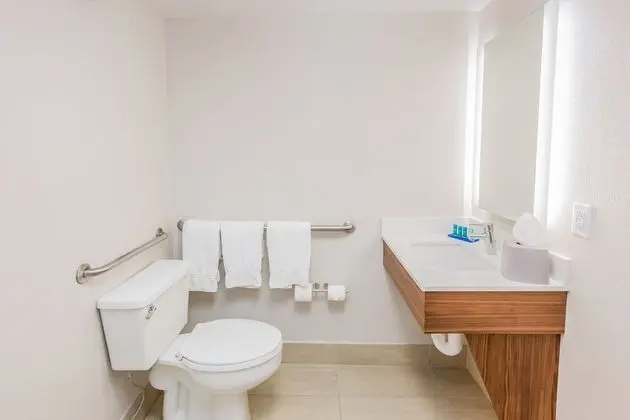 Oda, 2 Büyük (Queen) Boy Yatak, Engellilere Uygun (Communications, Access Tub, City View)