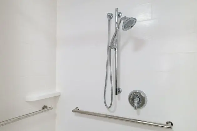 Standard Oda, 2 Büyük (Queen) Boy Yatak, Engellilere Uygun (Hearing)
