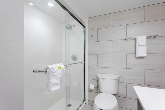 Standard Oda, 2 Büyük (Queen) Boy Yatak, Engellilere Uygun (Communication, Transfer Shower)