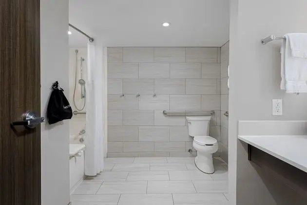 Standard Oda, 2 Büyük (Queen) Boy Yatak, Engellilere Uygun (Communication, Transfer Shower)