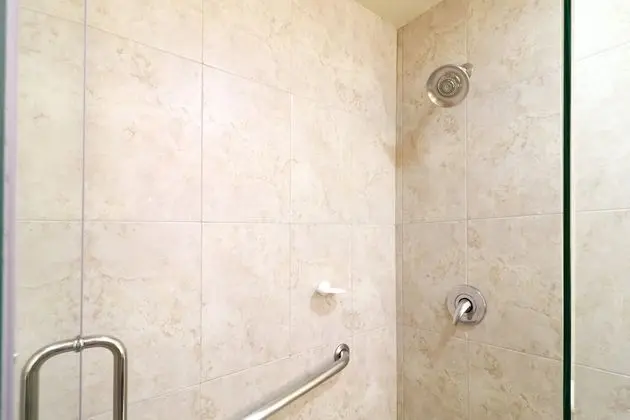 Oda, 2 Büyük (Queen) Boy Yatak, Engellilere Uygun (Mobility, Roll-In Shower)