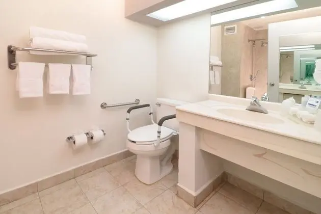 Oda, 2 Büyük (Queen) Boy Yatak, Engellilere Uygun (Mobility, Roll-In Shower)
