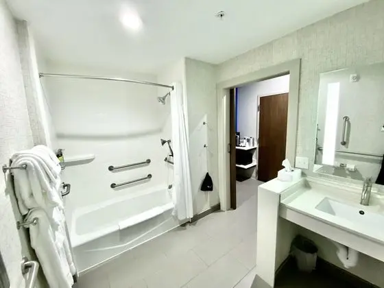 Standard Oda, 1 En Büyük (King) Boy Yatak, Engellilere Uygun (Mobility Roll-In Shower)