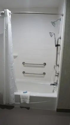 Standard Oda, 1 En Büyük (King) Boy Yatak, Engellilere Uygun (Mobility Tub)