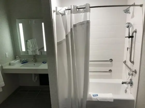 Süit, 2 Büyük (Queen) Boy Yatak, Engellilere Uygun (Mobility Tub)