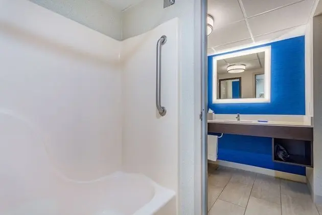 Oda, 1 En Büyük (King) Boy Yatak, Engellilere Uygun (Mobility, Roll-In Shower)