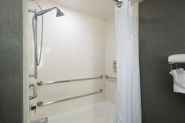 Standard Oda, 1 En Büyük (King) Boy Yatak, Engellilere Uygun (Hearing, Mobility Tub)