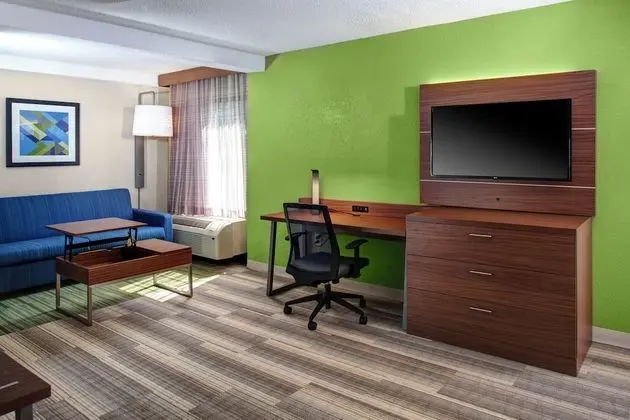 Süit, 1 Büyük (Queen) Boy Yatak ve Çekyat (Additional Living Area)