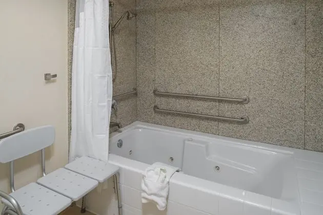 Standard Oda, 2 Büyük (Queen) Boy Yatak, Engellilere Uygun (Mobility Tub)