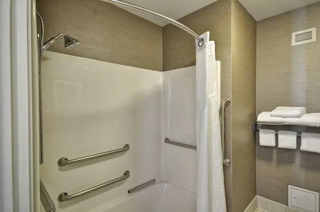 Standard Oda, 2 Büyük (Queen) Boy Yatak, Engellilere Uygun (Mobil Tub)