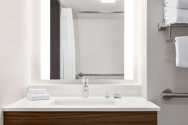 Standard Oda, 2 Büyük (Queen) Boy Yatak, Engellilere Uygun (Communication, Accessible Tub)