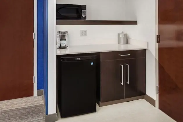 Süit, 1 En Büyük (King) Boy Yatak ve Çekyat, Engellilere Uygun (Communications, Accessible Tub)