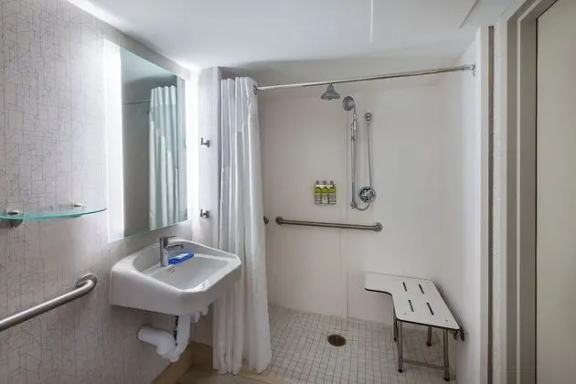 Standard Oda, 2 Büyük (Queen) Boy Yatak, Engellilere Uygun (Communication, Roll-In Shower)