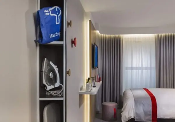 Standard Oda, 1 Büyük (Queen) Boy Yatak, Engellilere Uygun (1 Bed, Roll In Shwr)