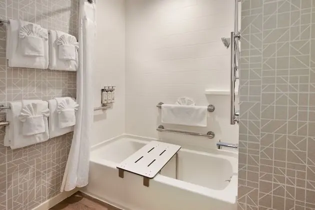 Standard Oda, 1 En Büyük (King) Boy Yatak (Mobility Roll-In Shower)