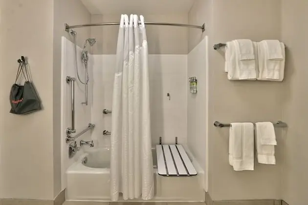 Standard Oda, 1 En Büyük (King) Boy Yatak, Engellilere Uygun (Mobility Transfer Shower)