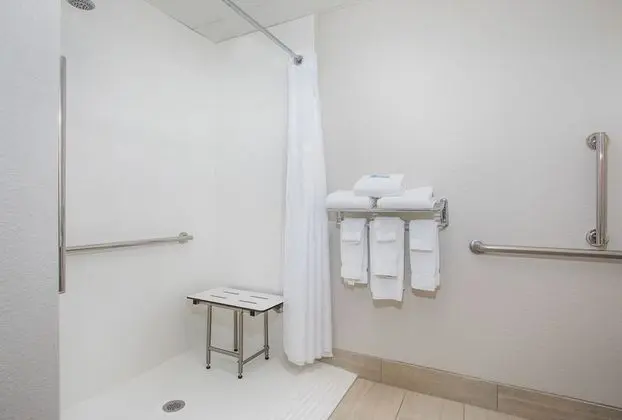 Standard Oda, 1 En Büyük (King) Boy Yatak, Engellilere Uygun (Mobility, Roll-In Shower)