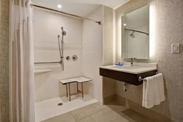Standard Oda, 1 En Büyük (King) Boy Yatak, Engellilere Uygun (Roll-In Shower)