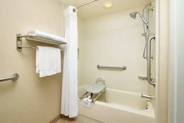 Standard Oda, 1 En Büyük (King) Boy Yatak, Engellilere Uygun (Mobility, Accessible Tub)