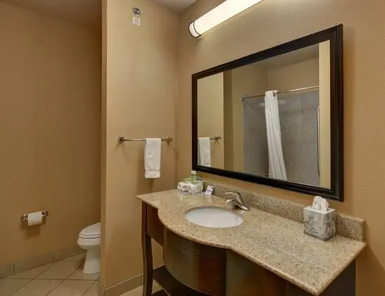 Süit, 1 En Büyük (King) Boy Yatak ve Çekyat (Addl Living Area)
